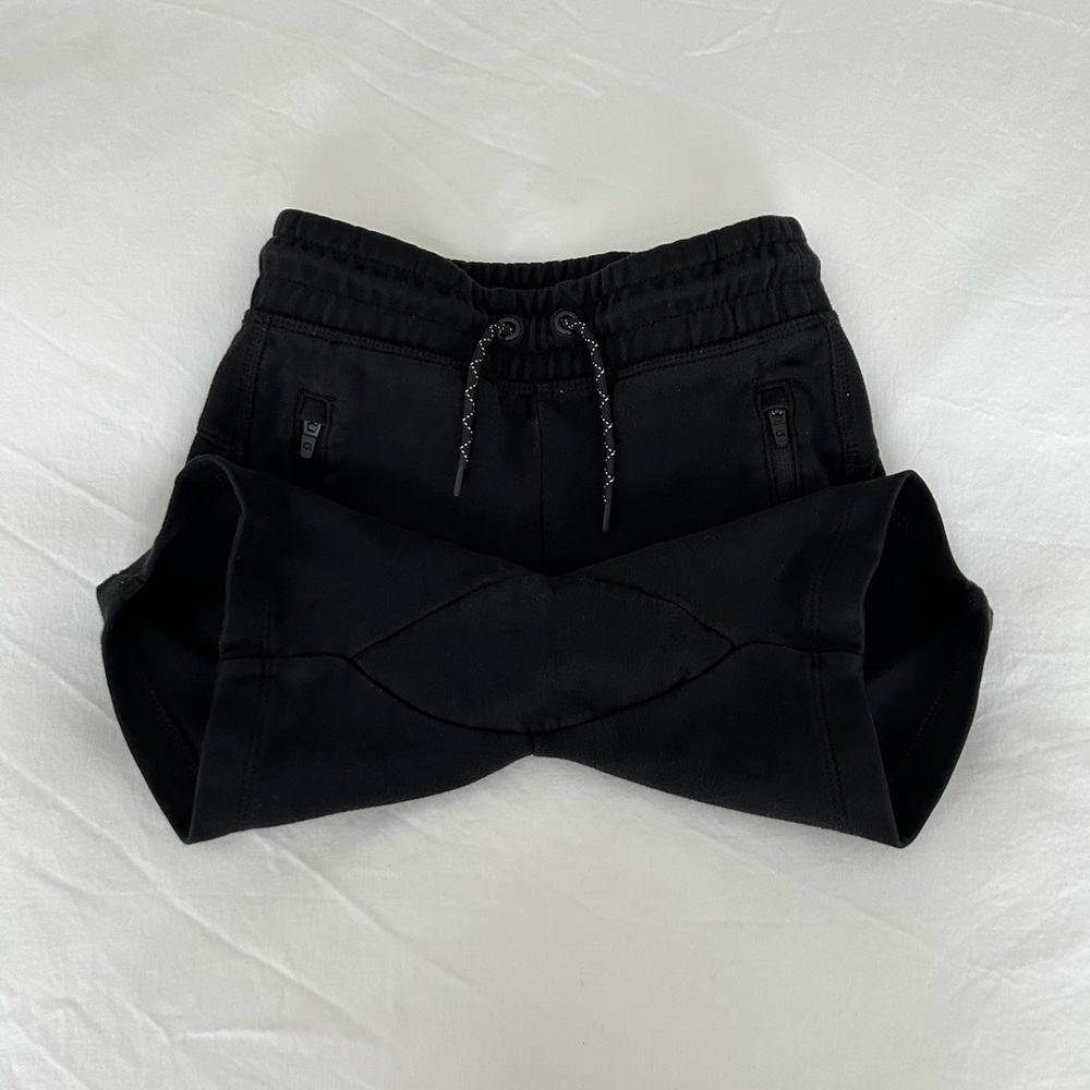 GapFit boy’s black athletic shorts S (6-7) - Picture 2 of 4